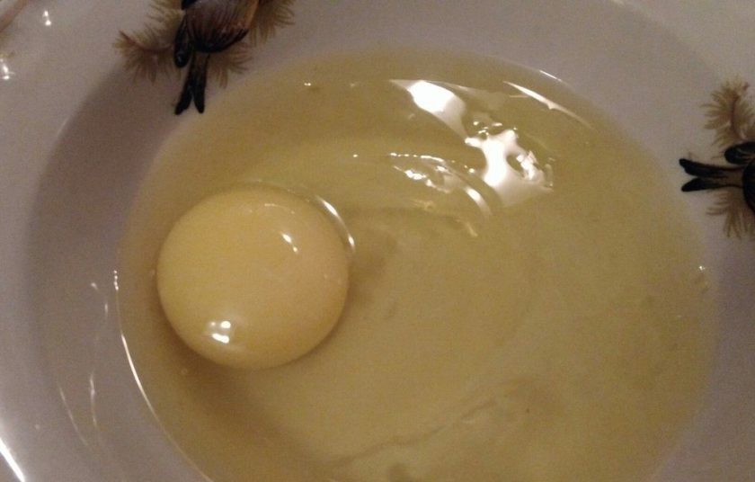 1. Этап. Омлет с крабовыми палочками для диеты Дюкана: 1. Рецепты для диеты Дюкана отличаются только ингредиентами. Омлет с крабовыми палочками для диеты Дюкана — отличный вариант завтрака не только для тех, кто на диете, но и для всей семьи. Белковое блюдо богато витаминами и хорошо выступает в качестве самостоятельного блюда. Отделять желтки от белков не обязательно, но чистый белок все же лучше. Я разбила 2 яйца и 1 желток с 3 яйца.