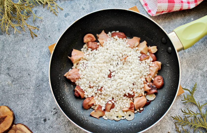 1. Этап. Ризотто с осьминогом: Всыпьте в сковороду сухой рис для ризотто, готовьте перемешивая 2 минуты, чтобы рис впитал соки и масло.