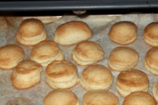 1. Этап. Печенюшки на скорую руку: Выпекаем печенье в разогретой до 200-210 градусов духовке в течение 10-13 минут.