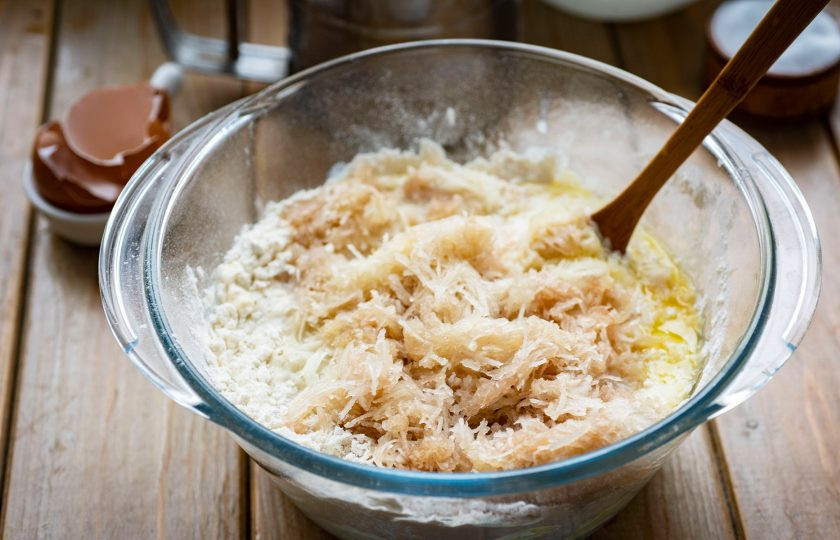 1. Этап. Молочное печенье с топинамбуром: Выложите весь тертый топинамбур.