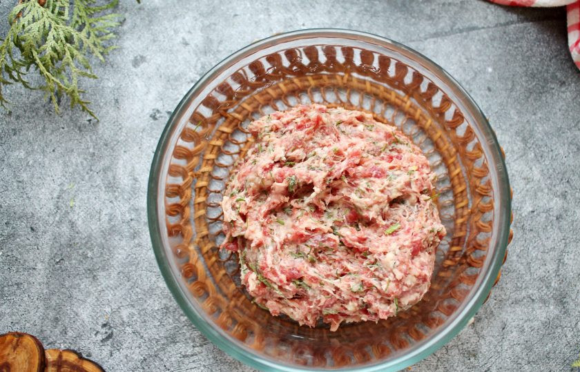 1. Этап. Кебаб из говядины с сыром: Все хорошо перемешайте и отбейте до плотного фарша. Для этого соберите его в руку, поднимите над чашей и бросьте обратно. Сделайте так 10-15 раз, уберите в холодильник на три часа.