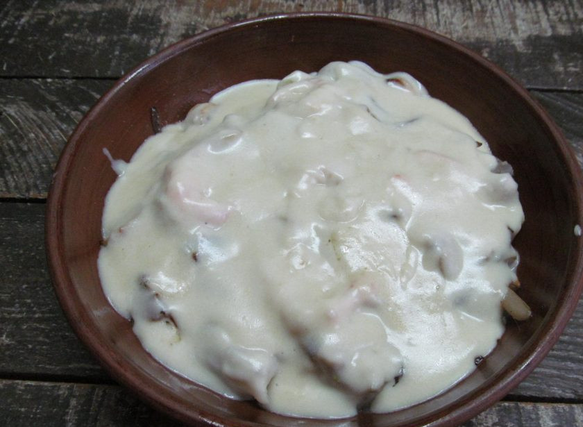 1. Этап. Рыбная скоблянка с креветками: Залейте соусом блюдо и отправьте в духовку.