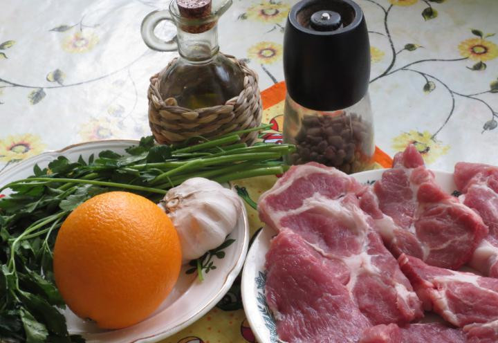 1. Этап. Свиная шейка на сковороде: Подготовим всё необходимое для приготовления. Мясо промываем и нарезаем ломтиками поперек волокон толщиной 1 см.