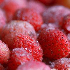 1. Этап. Клубничный Дайкири: 1. Чем гуще и холоднее вы любите напитки, тем больше составляющих клубничного Дайкири вам стоит заморозить. К обязательному льду и концентрату лимонада вы можете прибавить замороженные ягоды, даже если сейчас сезон клубники.