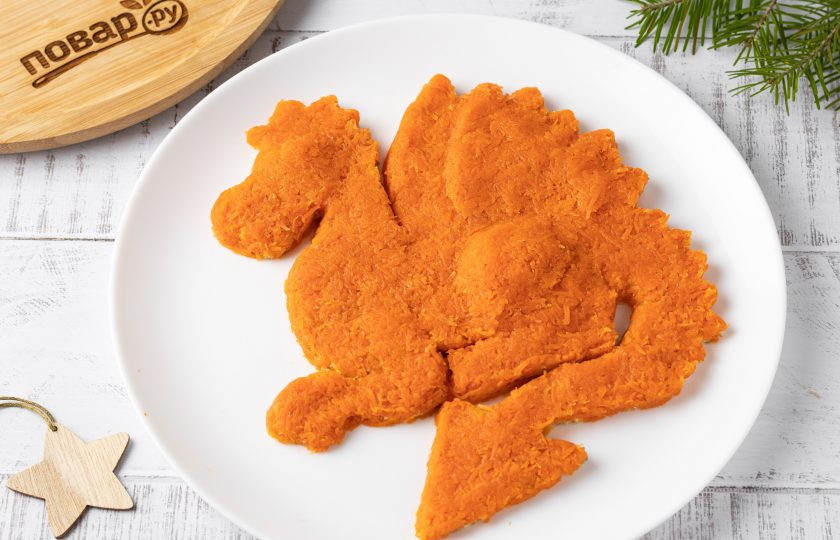 1. Этап. Салат из моркови и тофу на год Дракона: Затем покройте его ровным слоем тертой моркови.