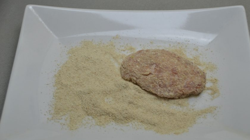 1. Этап. Куриные котлеты с молоком: Сформируйте котлету, обваляйте ее в панировочных сухарях.