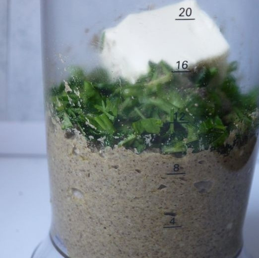 1. Этап. Паштет из шампиньонов: Затем сложите к паштету в блендер оставшиеся сливочное масло и свежую зелень. Посолите, поперчите и взбейте ещё раз.