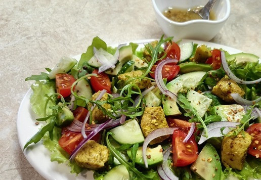 1. Этап. Салат с индейкой и авокадо: Сверху салата разложить овощную нарезку - огурец, черри, красный лук, авокадо и остывшие кусочки индейки. Посыпать смесью перцев (крупномолотым), посолить и полить заправкой. При подаче на стол полить бальзамиком.