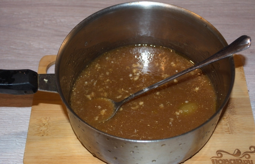 1. Этап. Рис с соусом Терияки: 3 ст. ложки соевого соуса, 2 ч. ложки винного уксуса, 150 мл. воды, щепотка соли, 1 ст. ложка меда, 1 ст. ложка растительного масла, 2 ч. ложки кукурузного крахмала. Смешайте все эти компоненты в небольшой кастрюльке.