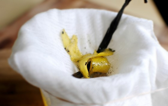 1. Этап. Ванильный лимонад: 4. После этого процедите жидкость через марлю.