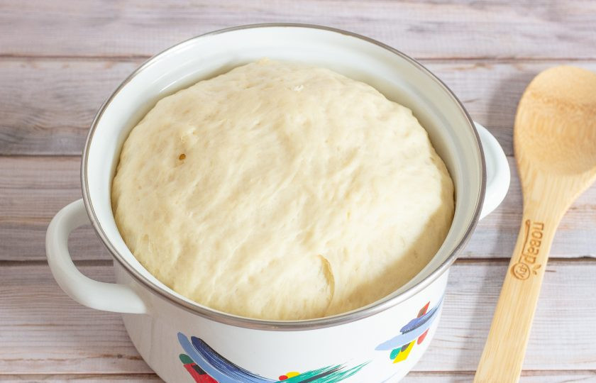 1. Этап. Пончики Суфганиет: Наше тесто увеличилось в объеме. Нужно его обмять и разделить на 12 примерно равных частей, скатать в шарики.