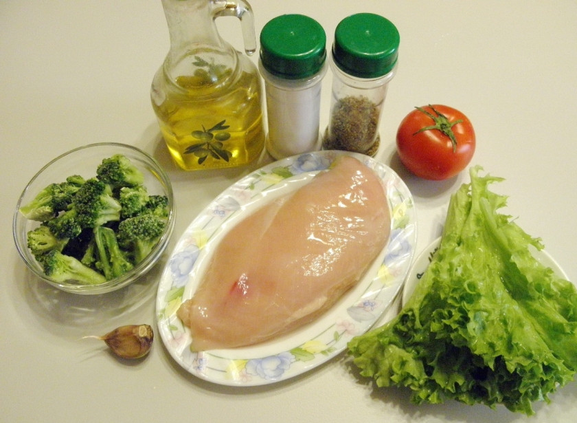 1. Этап. Салат с брокколи и курицей: Приготовьте продукты для салата. Куриное филе вымойте и обсушите бумажным полотенцем. Вымойте листья салата и помидор, очистите чеснок.