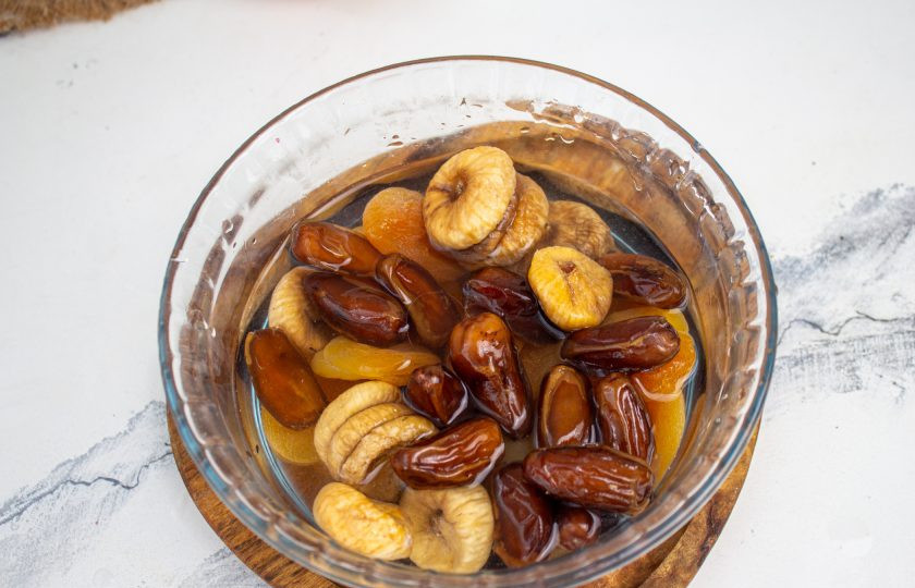 1. Этап. Конфеты из сухофруктов в шоколаде: Сухофрукты замочите на 5-10 минут в теплой воде, затем промойте и обсушите.