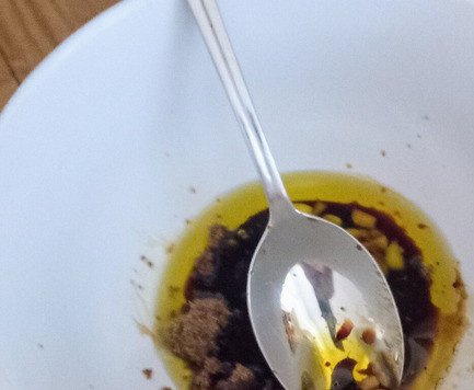 1. Этап. Тайский рисовый салат: В. слегка подсоленной воде на сильном огне варить рис 8 минут. Процедить, поместить под холодную воду до скорейшего охлаждения. Тем временем, в отдельной ёмкости сделать заправку, смешав чеснок, 2 столовых ложки растительного масла, 1 столовую ложку соевого соуса с одной столовой ложкой сахара. Перемешать