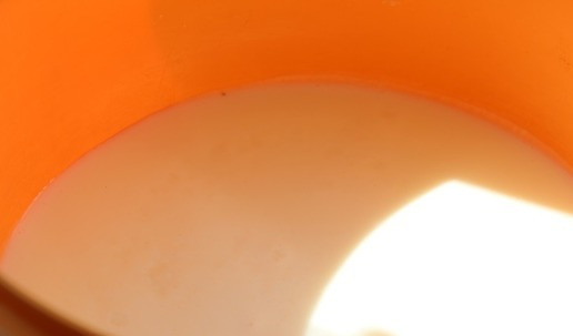 1. Этап. Плоские пирожки с любимой начинкой: В кефир добавить соль. соду. перемешать.