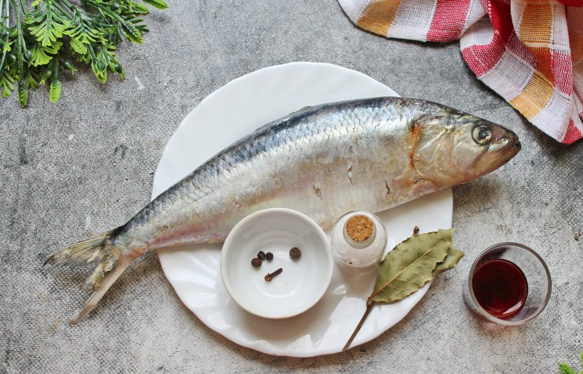 1. Этап. Сельдь специального посола: Подготовьте все необходимые ингредиенты для приготовления сельди специального посола.