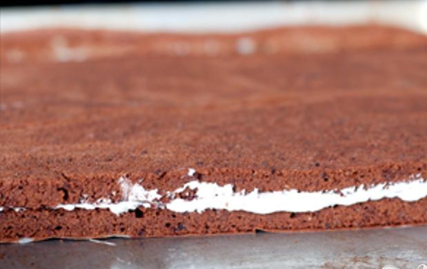 1. Этап. Праздничные шоколадные пирожные с глазурью: 2. После того, как пирог остынет, смазать его приготовленным сиропом. Вырезать из теста пирожные на ваш вкус с помощью различных формочек. Вы также можете разрезать пирог пополам и смазать две половинки сливочным кремом.