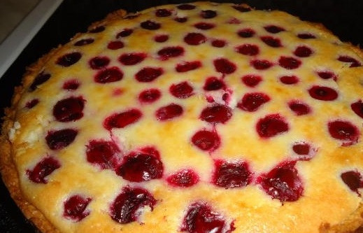 1. Этап. Вкусный пирог с вишней и творогом: 13. Пирог выпекается примерно 40 минут в духовке с температурой 180 градусов. Готовый пирог не перекладывайте из формы, пока он не остыл. Теперь у вас есть возможность порадовать своих близких, ведь вы знаете, как приготовить вкусный пирог с вишней и творогом.