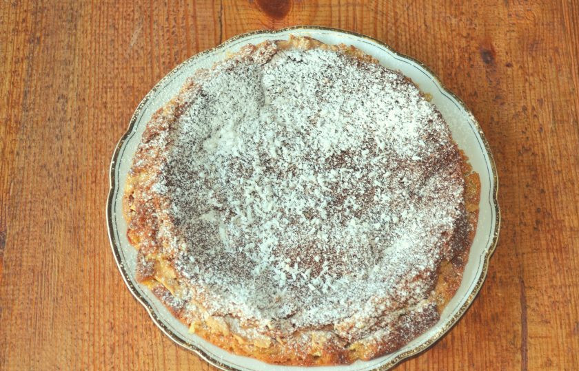 1. Этап. Торт Северный: Соберите тортик, по желанию присыпьте сахарной пудрой. Я добавила еще немного кокосовой стружки.