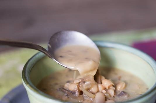 1. Этап. Суп с фасолью и грибами: 5. В конце влейте сливки, прогрейте немного — и все, супчик можно подавать к столу. Быстро, довольно сытно и вкусно. Рекомендую взять на заметку!