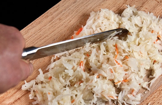 1. Этап. Кислые щи из утки: 8. Кислую капусту нарезаем и отправляем в бульон, когда картофель сварится. Картофелю нужно хорошо развариться. Когда бульон после введения капусты закипит, добавляем наш соус и варим еще около 5-7 минут на слабом огне.