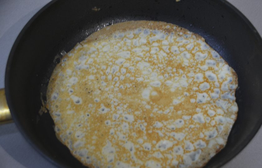 1. Этап. Налистники с творогом на крахмале: Перед тем как жарить первый блин, смажьте сковороду растительным маслом и хорошо нагрейте. Выпекайте тонкие блинчики с обеих сторон.