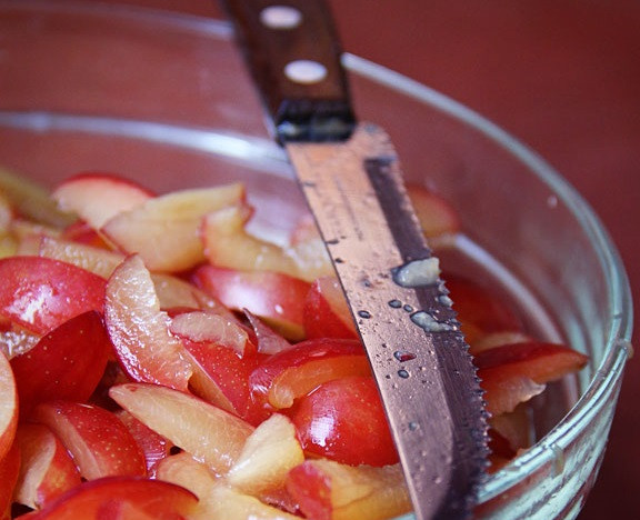 1. Этап. Сливы, маринованные без закатки: 2. Вымытые сливы нарежьте острым ножом на тонкие пластинки и выложите в глубокую мисочку.