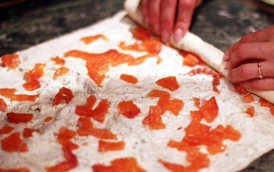 1. Этап. Рулетики из плавленого сыра: Мелко порежьте семгу, равномерно распределите рыбу на лаваш. Скрутите лаваш в рулет и отправьте на 15 минут в холодильник, чтобы он как следует пропитался.