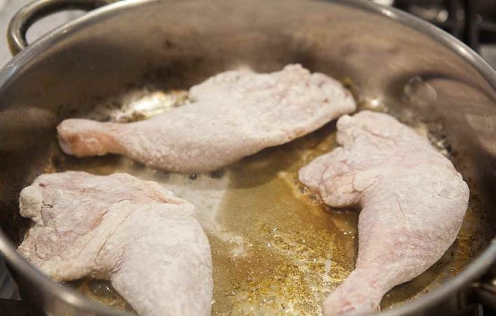 1. Этап. Куриные окорока с соусом: 2. Обваляйте курицу в муке, верните сковороду на огонь и добавьте оставшееся сливочное масло, выложите мясо на разогретую поверхность.