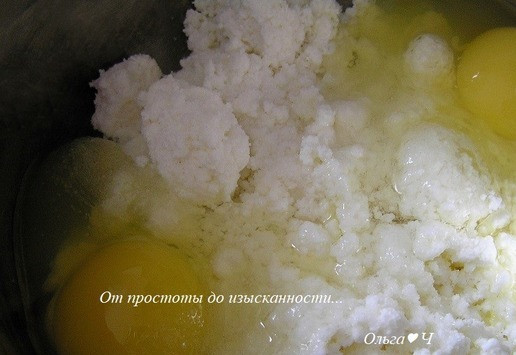 1. Этап. Творожные шарики с пармезаном и зеленью: Яйца разотрите с творогом и солью.