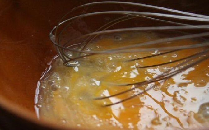 1. Этап. Диетические банановые оладьи: В глубокой емкости взбиваем венчиком яйца.