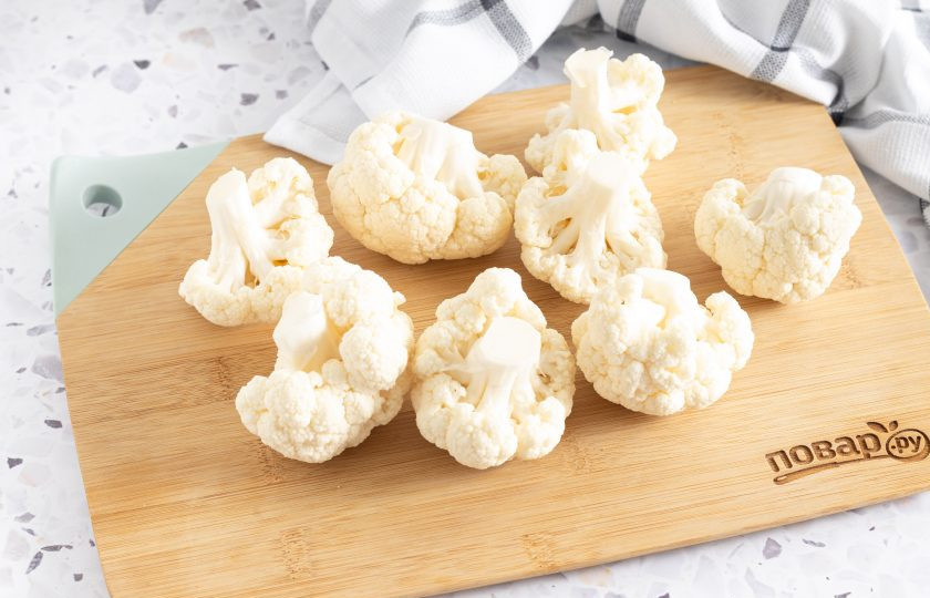 1. Этап. Как заморозить цветную капусту на зиму: Разделите цветную капусту на соцветия среднего размера. Можно потом дополнительно их порезать или оставить, как есть.