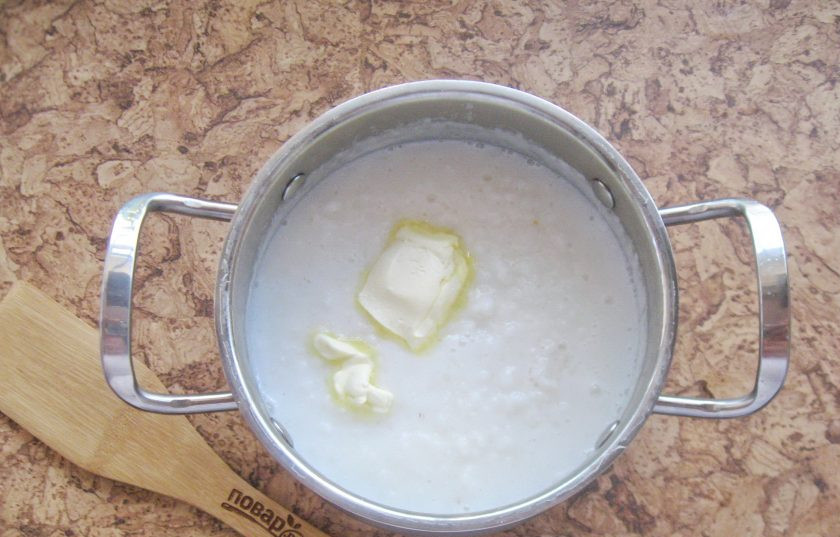 1. Этап. Рисовая молочная каша как в детском саду: В конце приготовления добавьте кусочек сливочного масла.