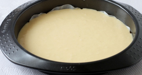 1. Этап. Торт сметанный классический рецепт: 4. Примерно половину теста вылить в жаропрочную форму, застеленную пергаментом, и отправить в разогретую духовку.