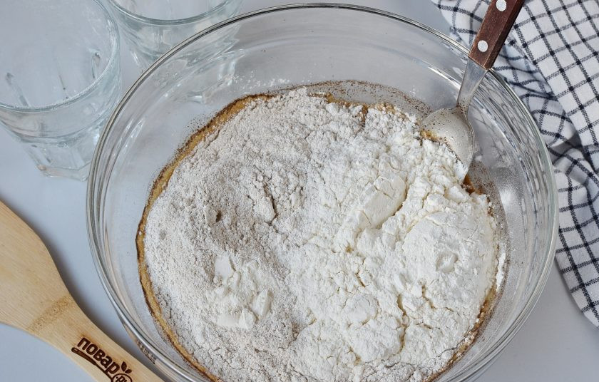 1. Этап. Черный хлеб: Добавьте два стакана пшеничной и два стакана ржаной муки. Начните замешивать тесто. Половину стакана пшеничной используйте по 1 столовой ложке за раз, по необходимости.