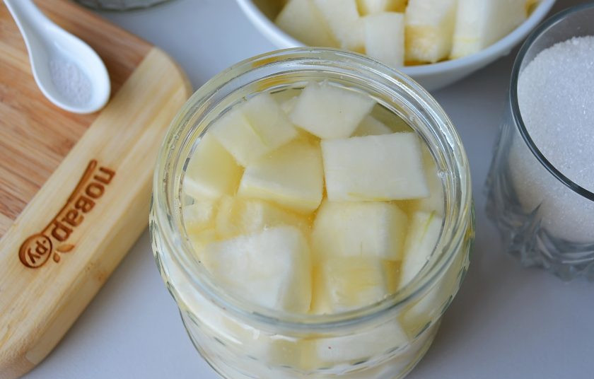 1. Этап. Дыня в сиропе без стерилизации (на зиму): Закипятите воду (количество воды зависит от плотности кусочков дыни в банках, тут нет постоянной меры). Залейте баночки кипятком и оставьте на 10 минут. Лишнюю воду уберите.