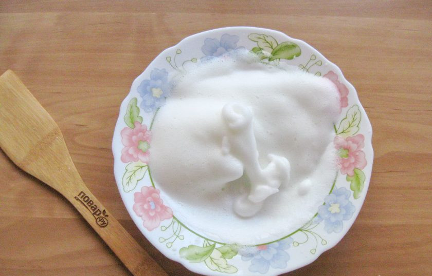 1. Этап. Куриное филе в белковом кляре: Белки отделите от желтков и взбейте в густую пену.