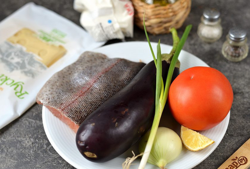 1. Этап. Форель с баклажанами в духовке: Подготовьте все необходимые ингредиенты. Лук почистите, помойте вместе с остальными овощами.