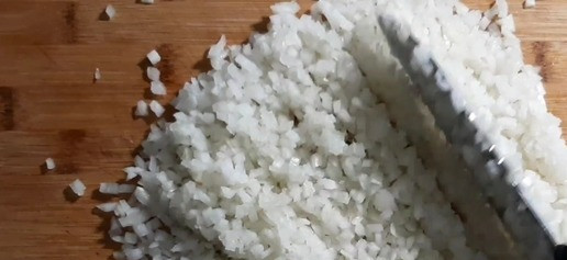 1. Этап. Чебуреки на заварном тесте: Мелко нарезать лук.