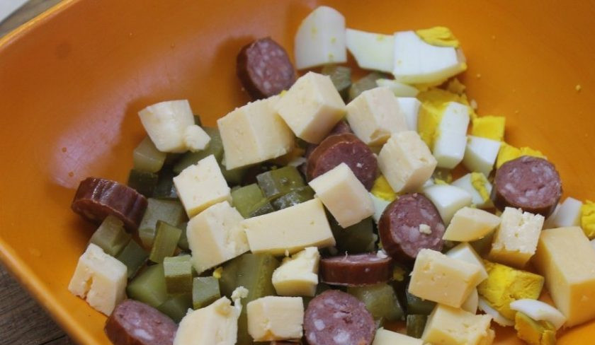 1. Этап. Салат с охотничьими колбасками: Туда же отправьте порезанные сыр и колбаски.