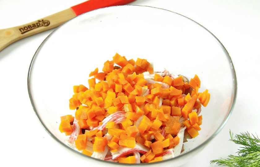 1. Этап. Салат с грибами и крабовыми палочками: 5. Добавьте сюда же нарезанную кубиками вареную морковь.