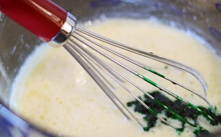 1. Этап. Капкейки на девичник: 1. В глубокой мисочке соедините яйца с растительным и растопленным сливочным маслом и взбейте до однородности. Добавьте уксус и ванильный экстракт. Влейте краситель.