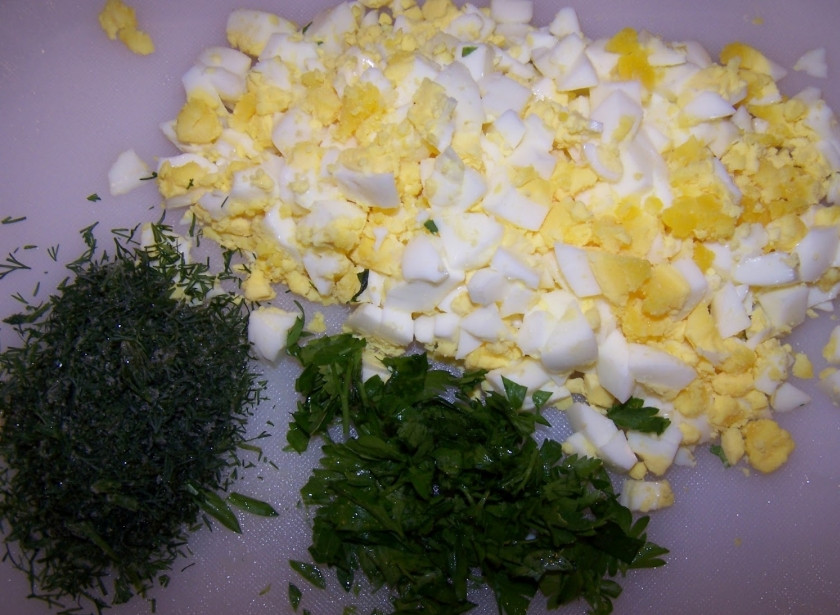 1. Этап. Суп со щавелем и курицей: Шаг 5. Порежьте вареные яйца на мелкие кубики. Мелко порежьте петрушку и укроп.