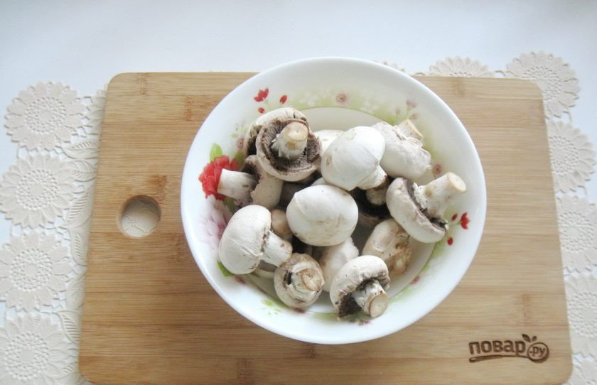 1. Этап. Маринованные шампиньоны на зиму: Шампиньоны очистите и промойте.