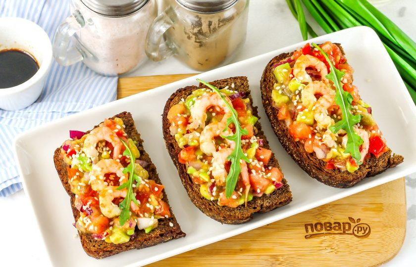 1. Этап. Брускетта с гуакамоле и креветками: Украсьте приготовленные брускетты по своему вкусу, сбрызните соевым соусом и присыпьте семенами кунжута, подайте их к столу.