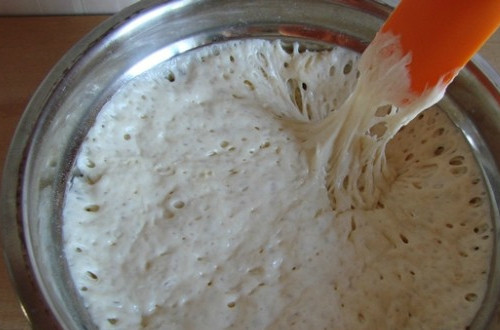 1. Этап. Постная шарлотка в мультиварке: Обычно шарлотку я готовлю за полчаса. Но тут придется подождать. Я потрачу больше времени, зато сохраню пышность теста. Для этого нам понадобятся дрожжи. Французские дрожжи поднимаются гораздо быстрее, поэтому беру их и развожу с теплой водой. Добавляю в муку вместе с сахаром и ванилином. У нас должна получиться вязкая консистенция, как тесто для пышек. Ставлю в теплое место, накрыв полотенцем, на 2-3 часа.