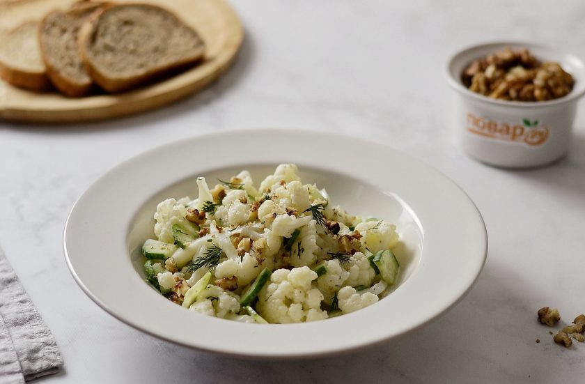 1. Этап. Постный салат с цветной капустой: Перед подачей посыпьте измельченными орехами. Постный салат с цветной капустой готов, приятного вам аппетита!