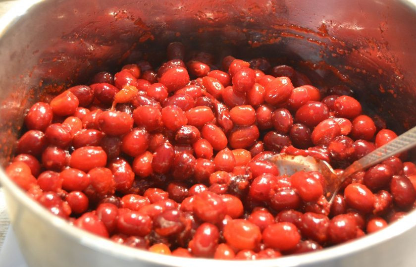 1. Этап. Кизил протертый с сахаром: Нагрейте ягоды до того момента, когда они размягчатся и начнут отдавать сок.