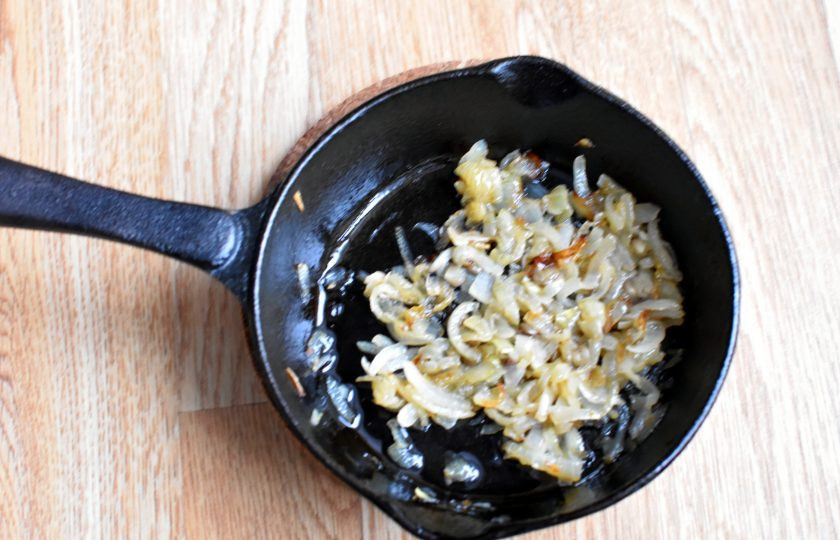 1. Этап. Чечевица с луком: Обжаривайте лук в разогретом масле на среднем огне. Посолите, когда он немного позолотиться. Поперчите и доведите до вашего любимого цвета.