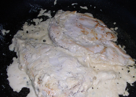 1. Этап. Отбивные в сметане: 4. Обжариваем с двух сторон на растительном масле на среднем огне. Если хотите, можно обвалять и в муке или сухарях, но и такие отбивные получаются вкусными.